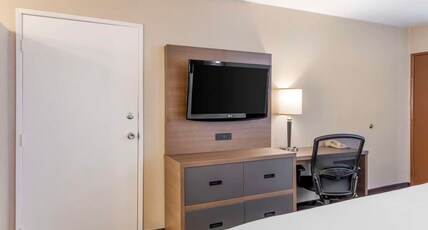 Best Western Plus Stovall's Inn Room Type - 1 King Bed, Non-Smoking, Upper Floor, View, Microwave And Refrigerator, Wi-Fi, Full Breakfast Best Western Plus Stovall's Inn Room Type - 1 King Bed, Non-Smoking, Upper Floor, View, Microwave And Refrigerator, Wi-Fi, Full Breakfast