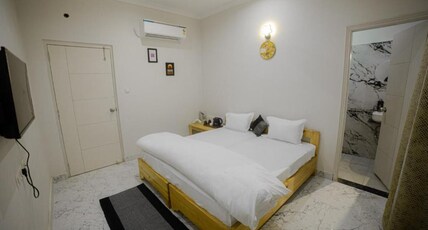 Stay In Kaashvi | Bed and Breakfast Room Type - Standard King Room