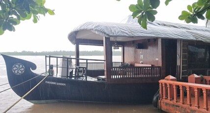 Paradise Lagoon Room Type - Full House Boat AC