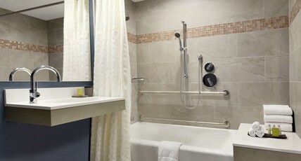 DoubleTree Suites by Hilton Hotel Boston - Cambridge Room Type - 1 KG BED SUITE MOB ACC TUB