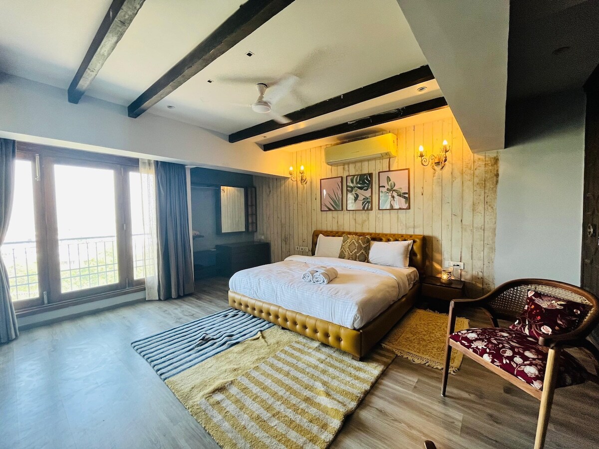 Soulful Stay 2BHK w Jacuzzi Rooftop Vasant Kunj - Tap to explore photos