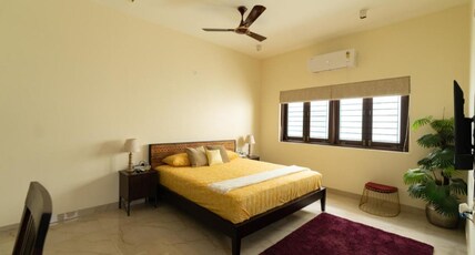 Luho 125 Koramangala Room Type - Deluxe Double Room (sunshine)