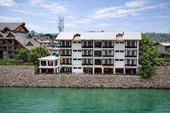 Hotel River View  Jhelum Riverside by Aura Stays
