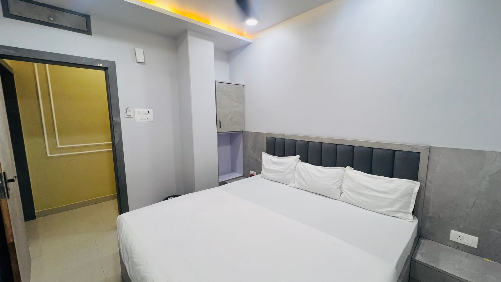 Shree Shakti Guest House - Tap to explore photos