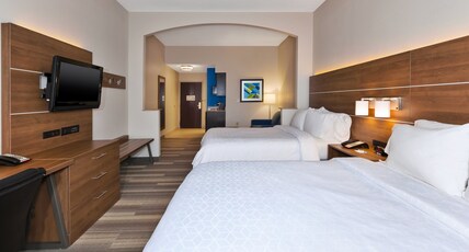 Holiday Inn Express & Suites WARMINSTER - HORSHAM Room Type - 2 Queen Beds Suite Sofa Bed