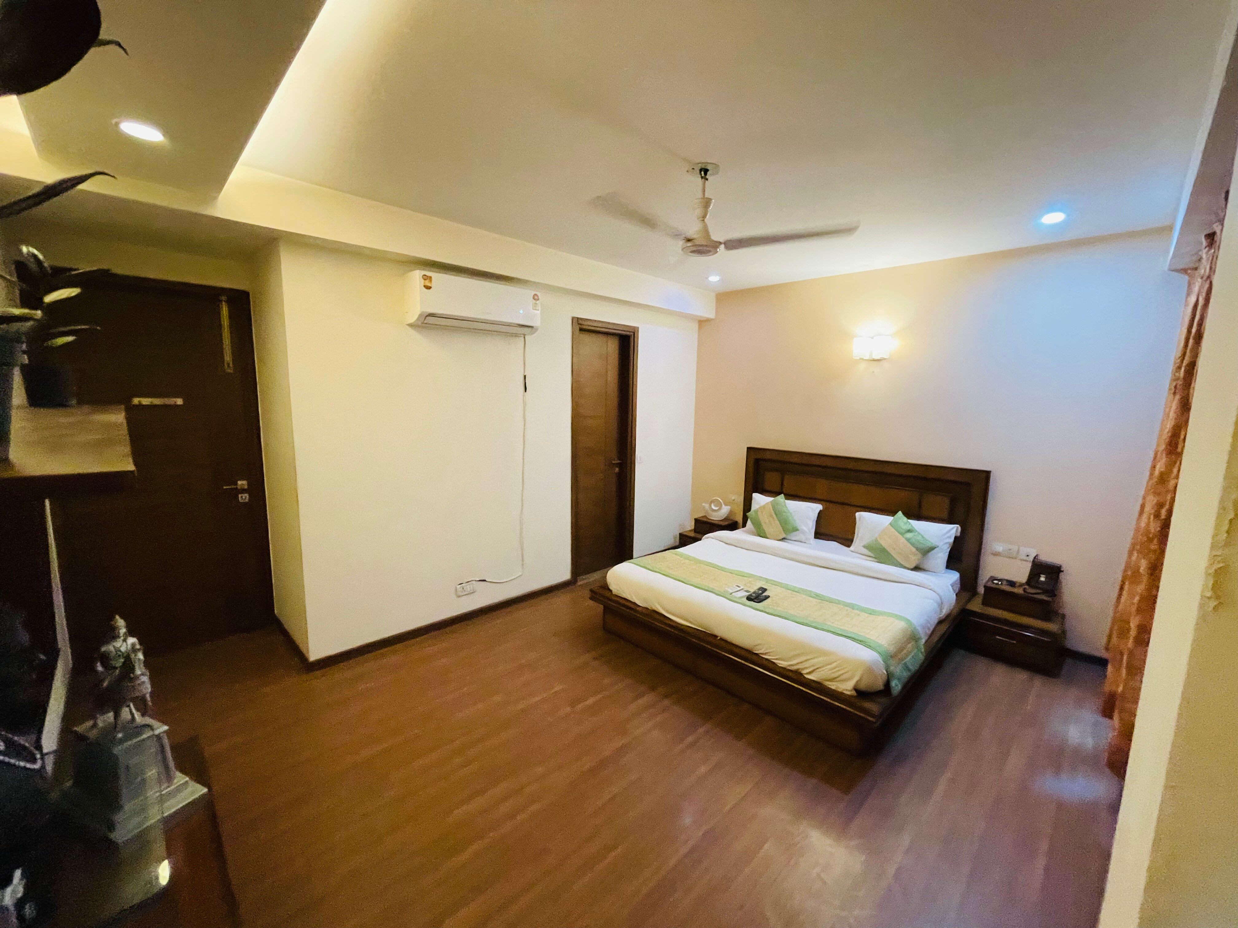 Fortune Home Service Apartment 4Bhk J191 Saket - Tap to explore photos