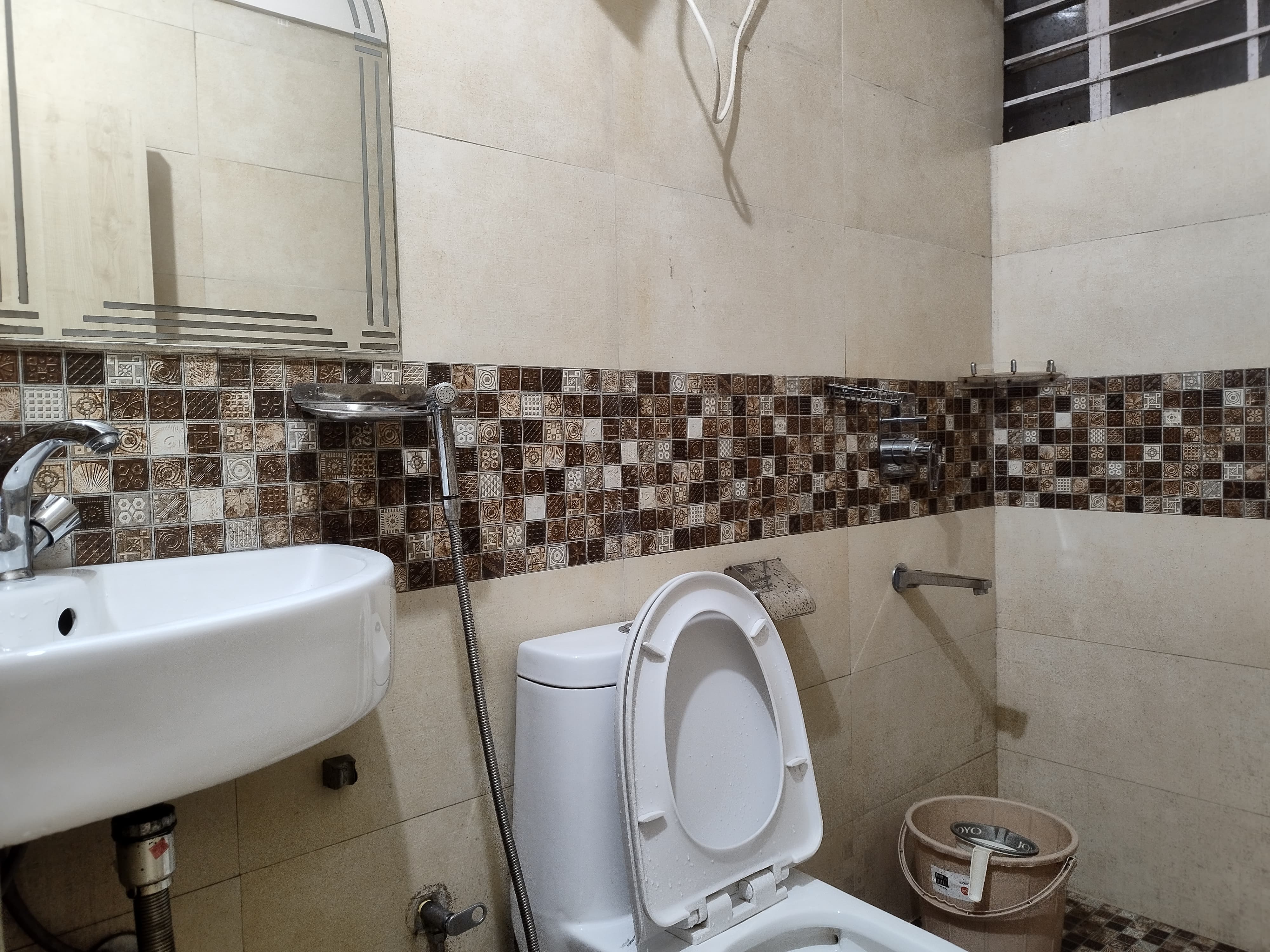 Central Villa Homestay - Tap to explore photos