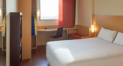 ibis Cancun Centro Room Type - A double bed, WiFi, flat-screen LED TV and bathroom with shower ibis Cancun Centro Room Type - A double bed, WiFi, flat-screen LED TV and bathroom with shower