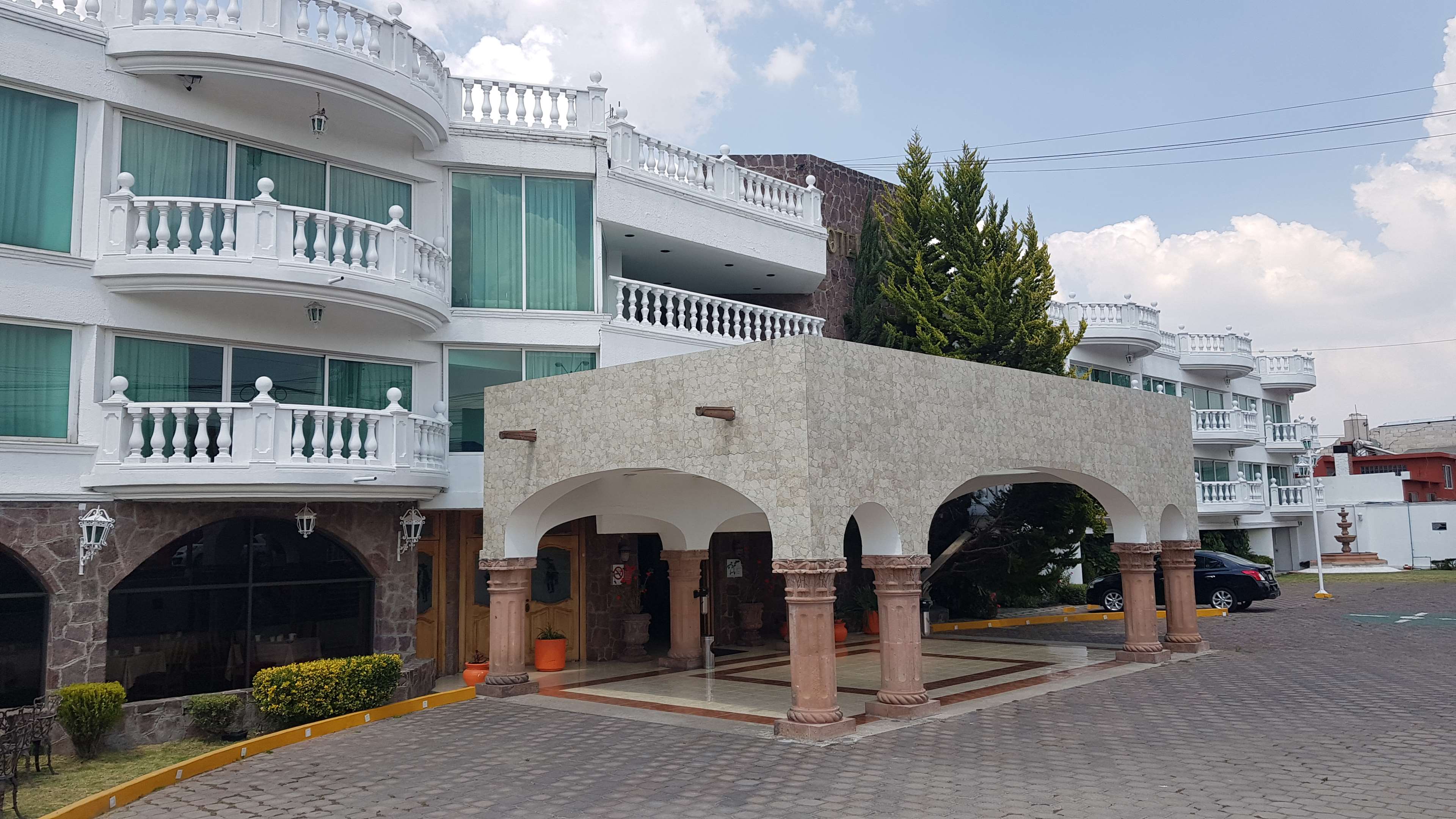 Best Western Toluca - Tap to explore photos
