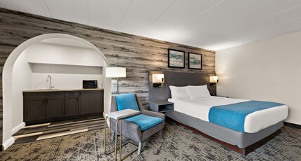 Best Western Parkway Hotel Toronto North Room Type - 1 King Bed, Non-Smoking, Balcony, Kitchenette, Walk In Shower Best Western Parkway Hotel Toronto North Room Type - 1 King Bed, Non-Smoking, Balcony, Kitchenette, Walk In Shower