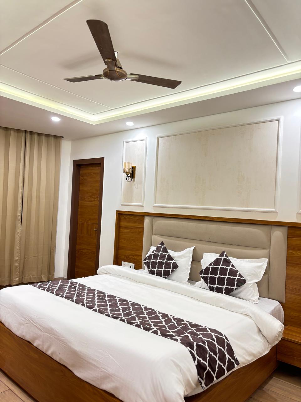 Hotel G R Residency | 2 Min Walk to Golden Temple - Tap to explore photos