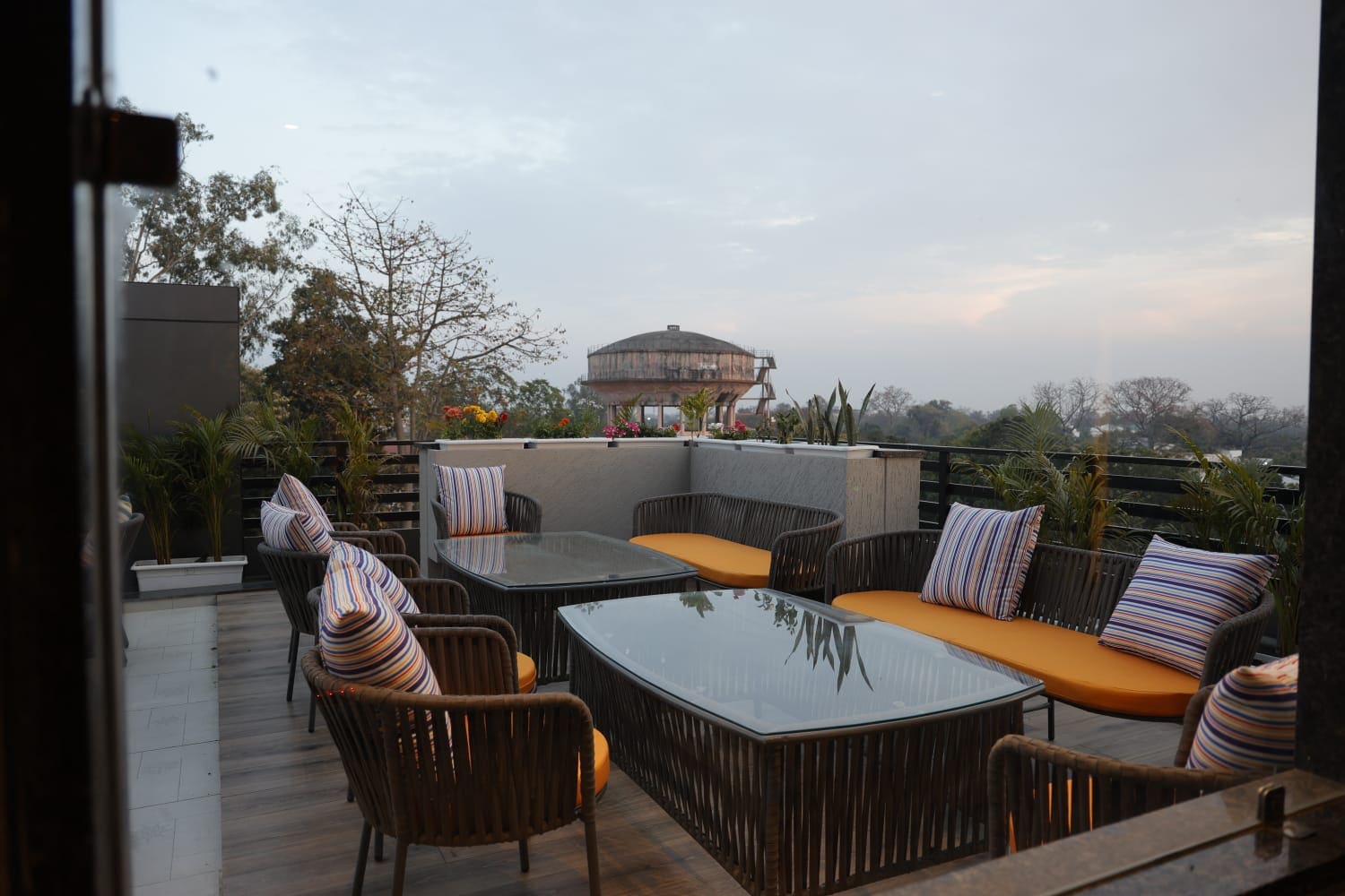 Hotel Golden Peacock - 5min From Har Ki Pauri - Tap to explore photos