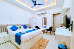 Hotel Madhur Kunj Palace - In front Ram Temple.