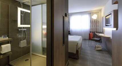 Novotel Lugano Paradiso Room Type - Two connected rooms, no smoking, with queensize bed and sofa bed Novotel Lugano Paradiso Room Type - Two connected rooms, no smoking, with queensize bed and sofa bed