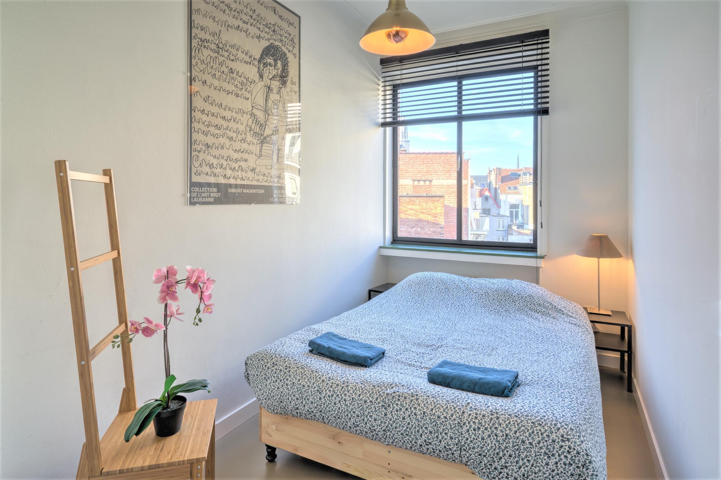 Spacious stay for 9 in Antwerp - Tap to explore photos