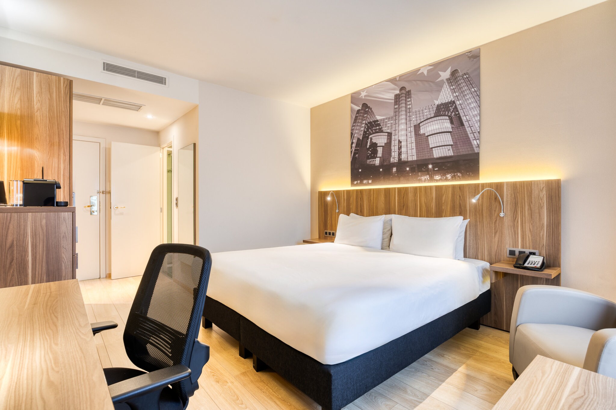 Holiday Inn Brussels Schuman - Tap to explore photos