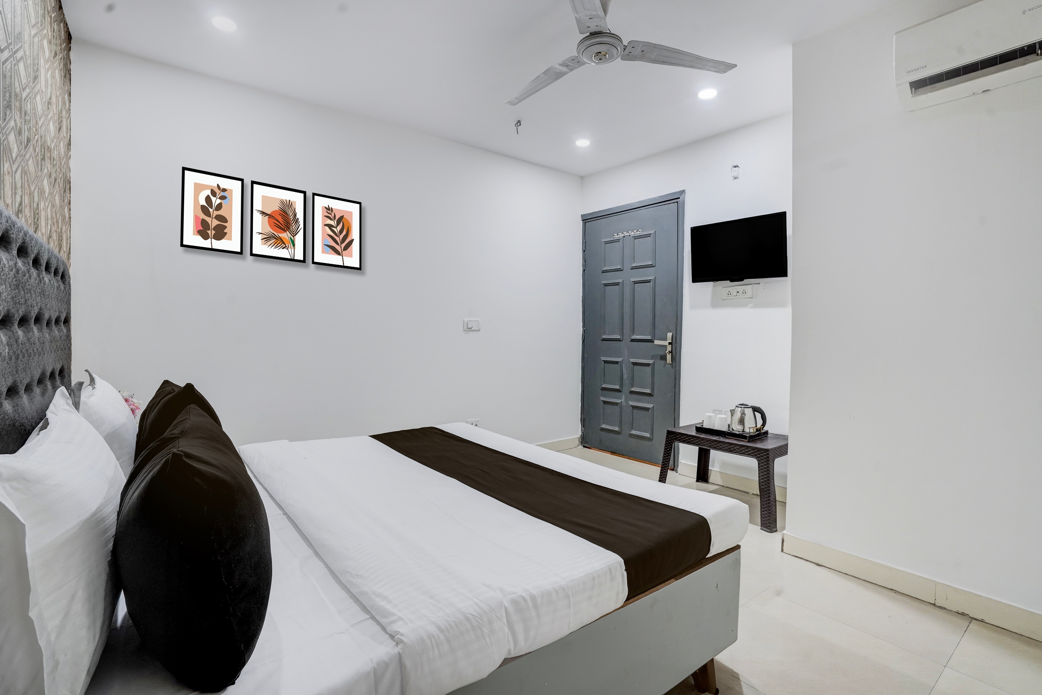 Super Hotel O Ritz Rivera East Azad Nagar Metro Station - Tap to explore photos