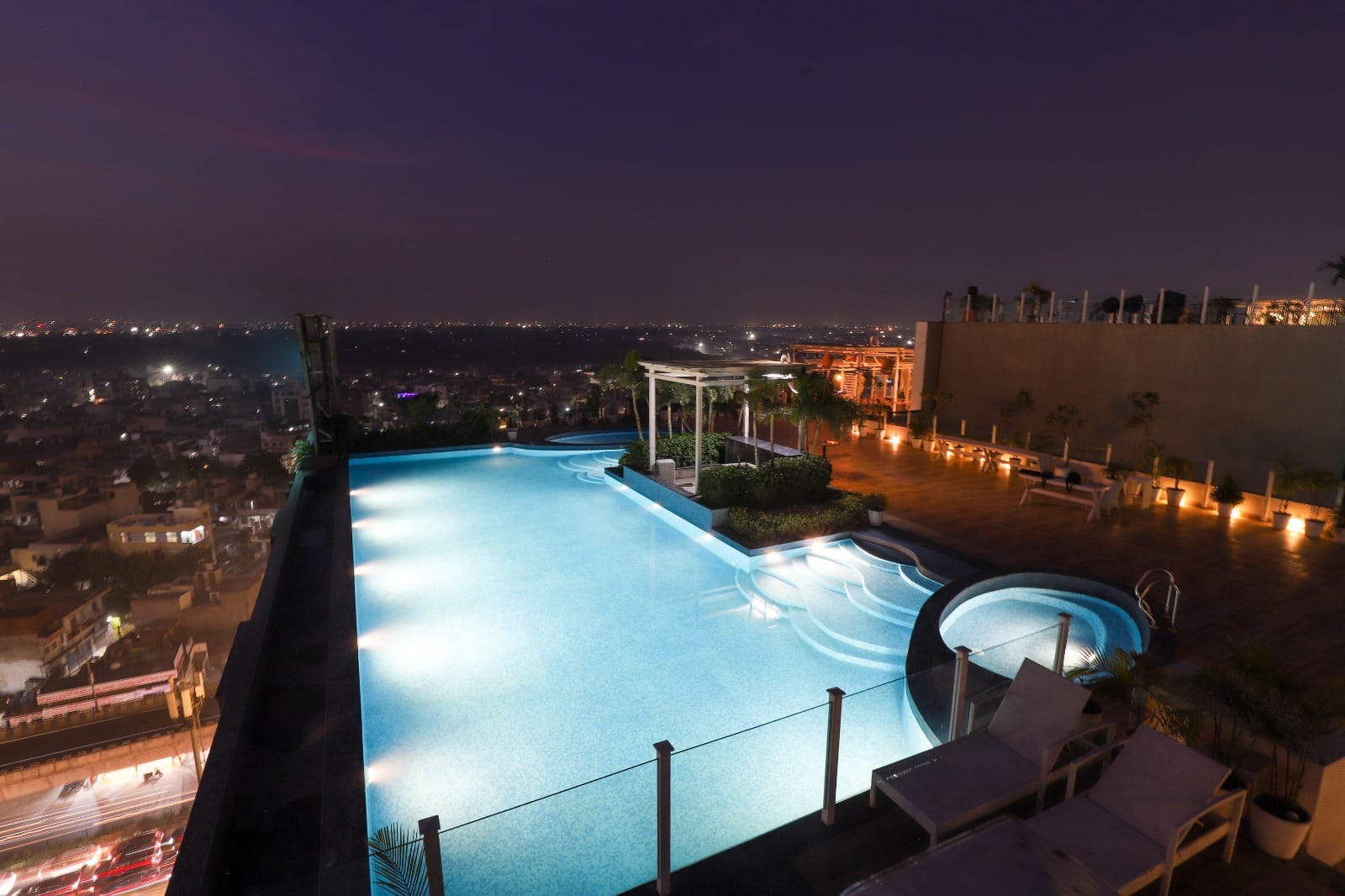 Luxe stay apartment with pool and kitchen - Tap to explore photos