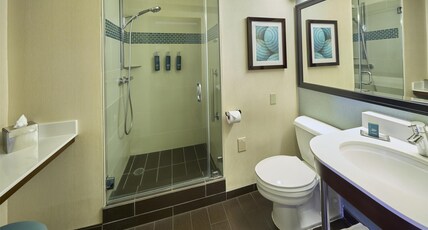 DoubleTree by Hilton Hotel Alana - Waikiki Beach Room Type - PARK   OCEAN VIEW 2 QUEENS