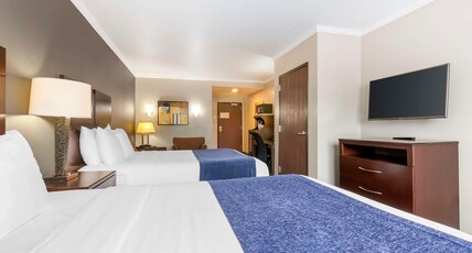 Best Western Plus Olathe Hotel Room Type - 2 Queen Beds, Non-Smoking, Sitting Area, Work Desk, Microwave And Refrigerator, Wi-Fi, Full Breakfas