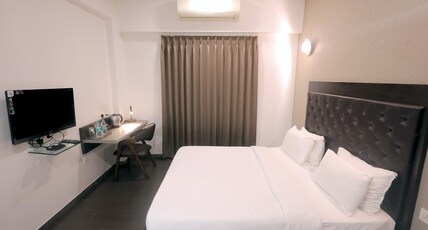 Palm Greens Suites & Banquet Room Type - Deluxe Room
