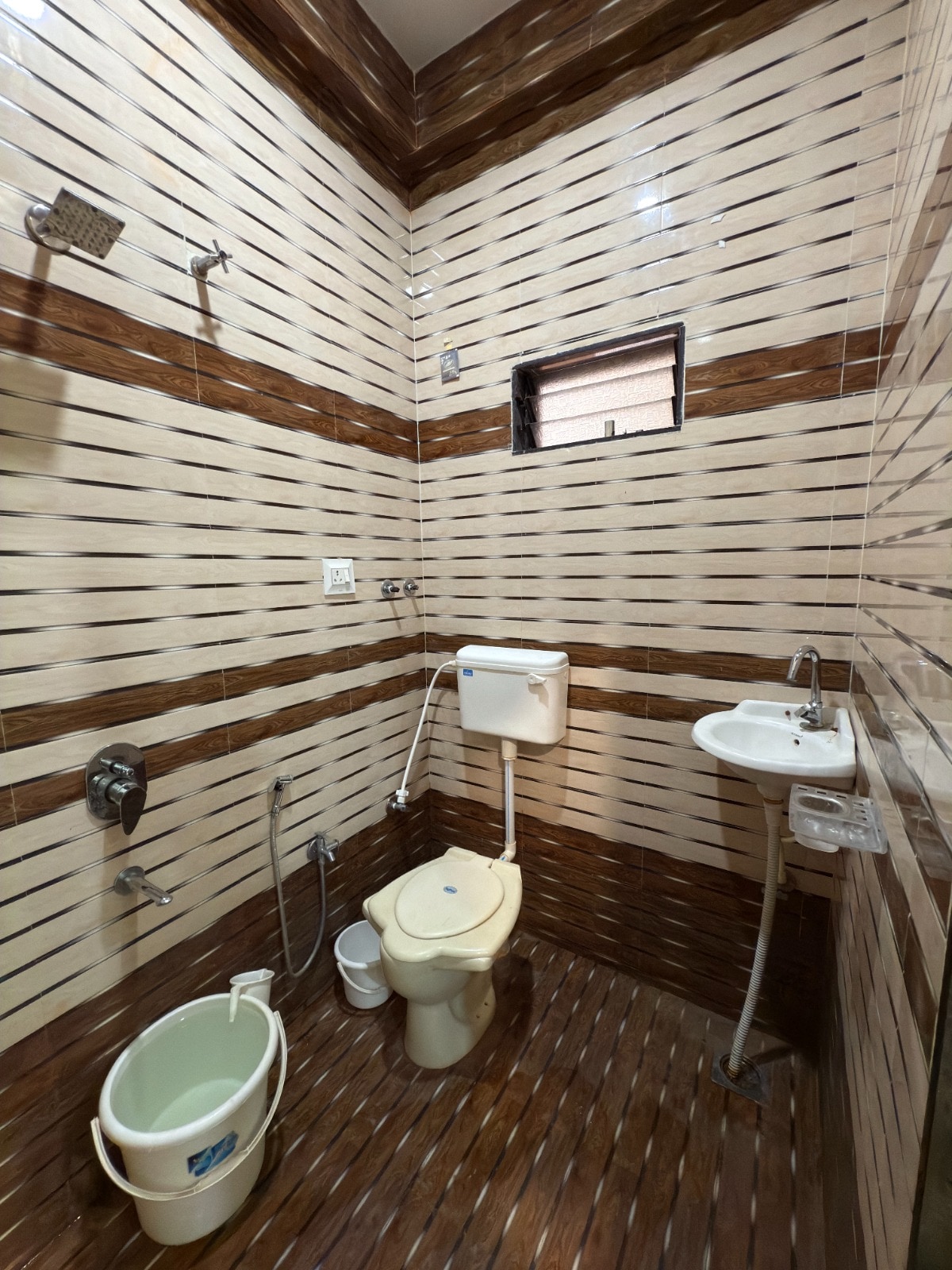 Hotel Safari - Tap to explore photos