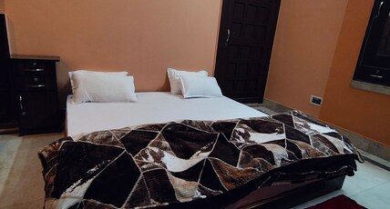 AC Room with Low Profile Bed Cozy Stay Room Type - Double Bedroom With Shared Washroom 