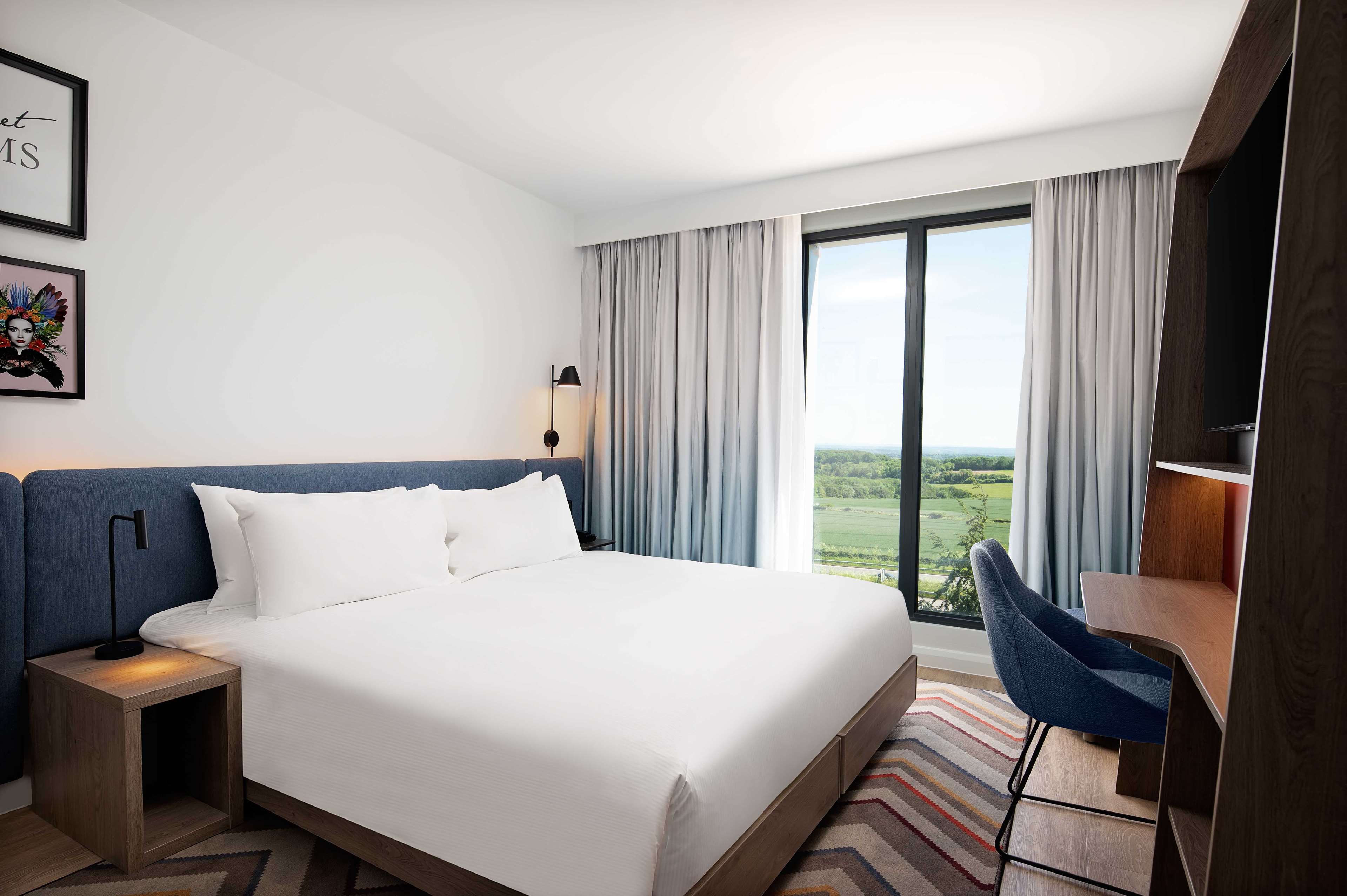 Hampton by Hilton High Wycombe - Tap to explore photos