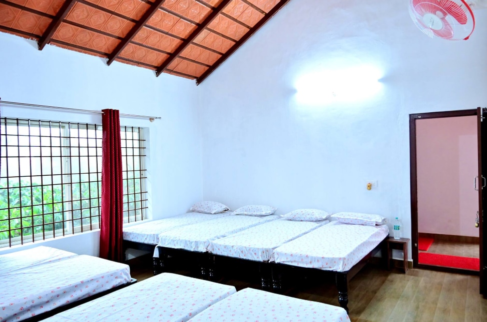 CoffeeCrown Homestay - Tap to explore photos