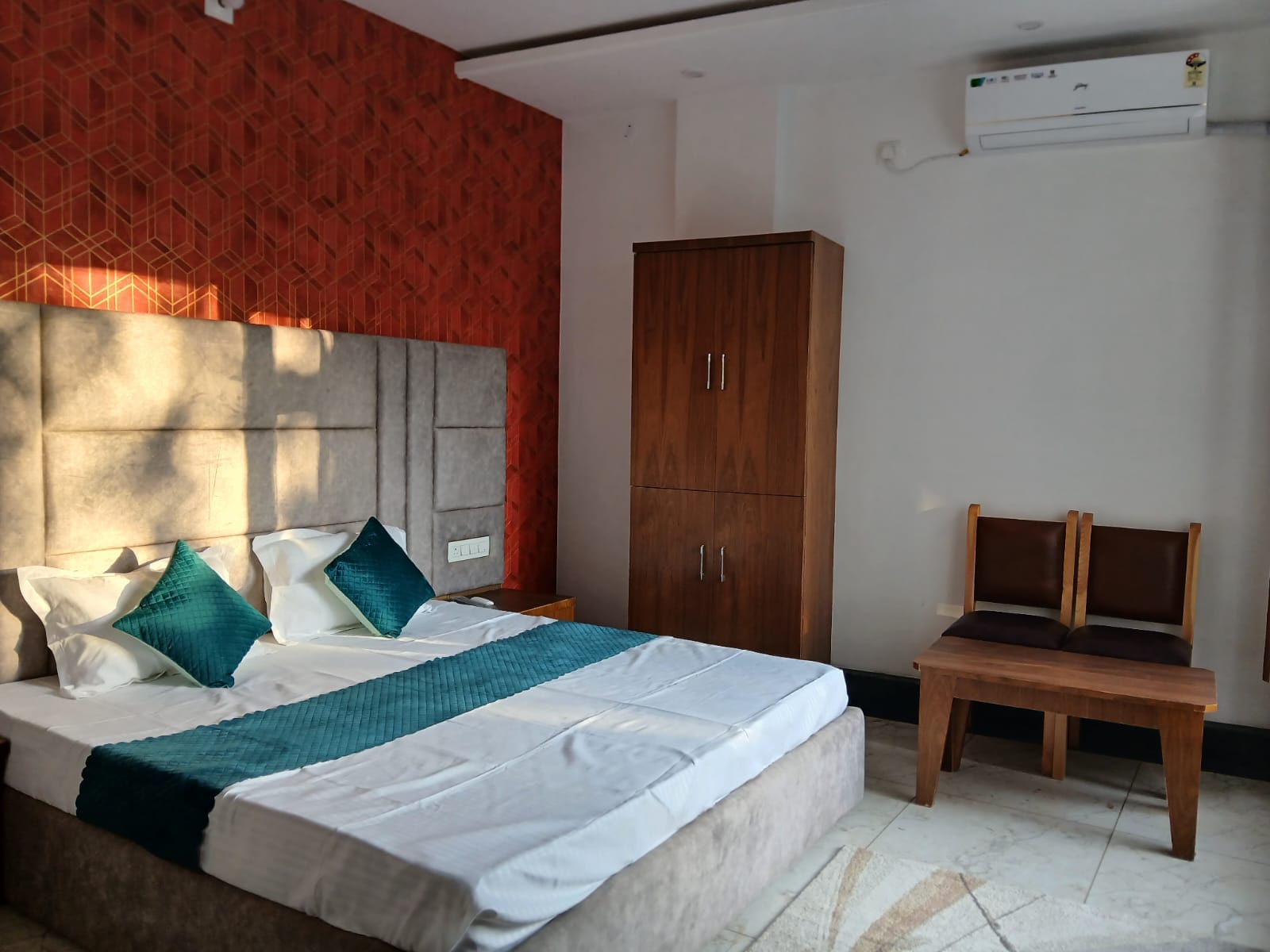 Aarav Hotel - Tap to explore photos