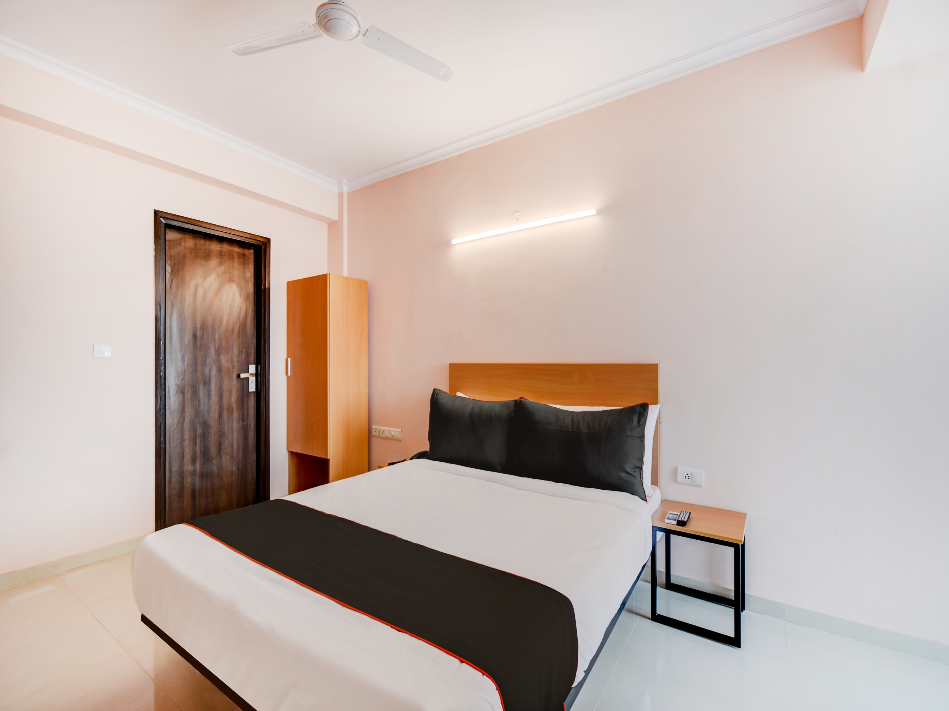 Hotel O townhouse - Tap to explore photos