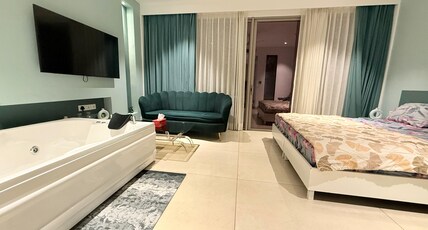 Luxury Studio Key at M3M One Key Resiment Room Type - Jacuzzi High Rise Sea Green Peaceful Retreat(14th)