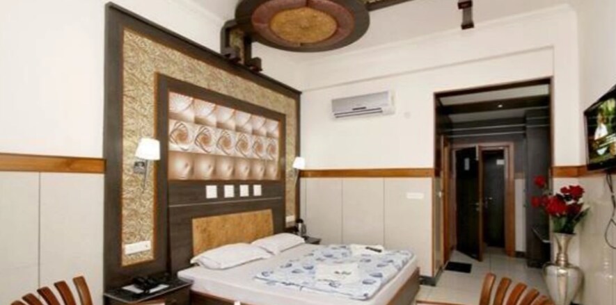 Hotel Kings - Tap to explore photos