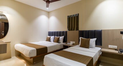HOTEL METROPLEX Room Type - Deluxe Triple Room