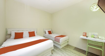 OYO 479 The Green Hotel Room Type - Suite Triple OYO 479 The Green Hotel Room Type - Suite Triple