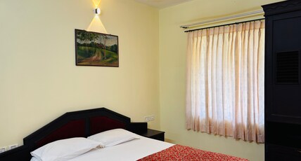 Vrindavan Suites Guruvayur | 450 meter from Guruvayoor Temple Room Type - Deluxe AC Suite with King Bed and Private Bathroom Vrindavan Suites Guruvayur | 450 meter from Guruvayoor Temple Room Type - Deluxe AC Suite with King Bed and Private Bathroom