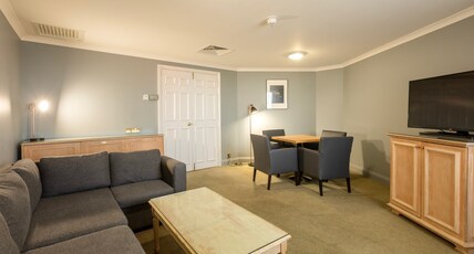 Holiday Inn London - Sutton Room Type - 1 King Bed Suite Corner Room