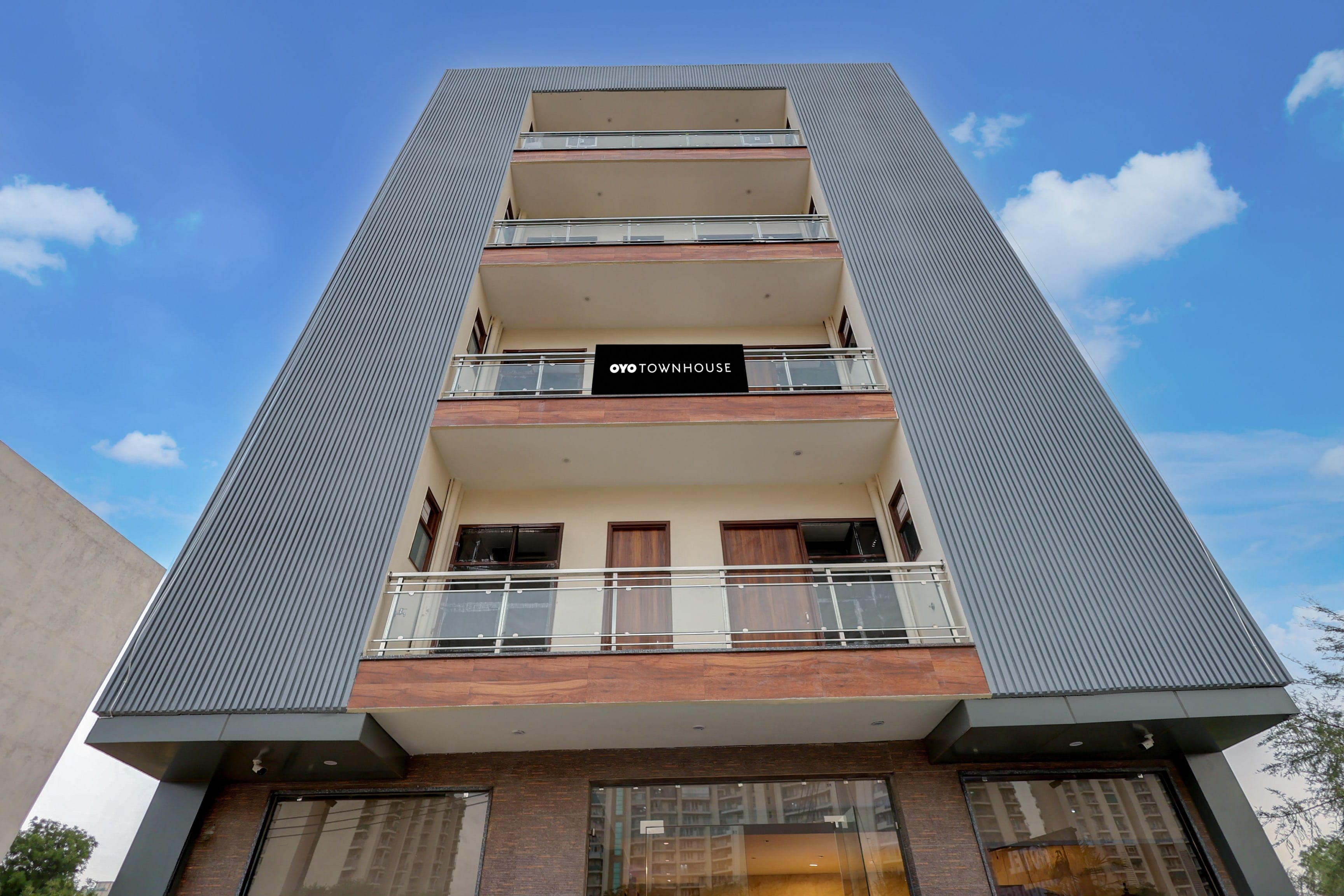 Super Townhouse HOTEL SPR ROAD - Tap to explore photos