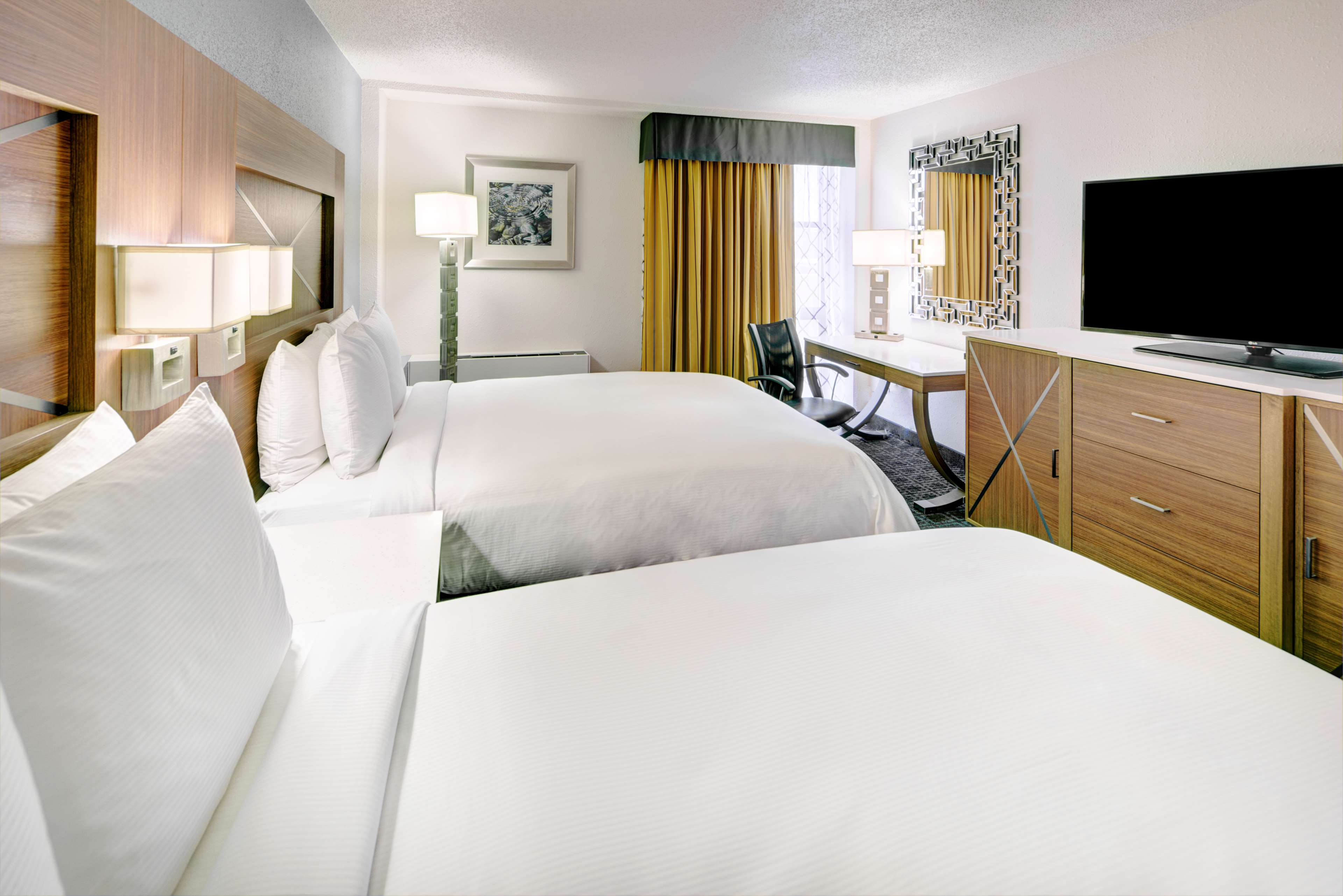 DoubleTree by Hilton Milwaukee Downtown - Tap to explore photos