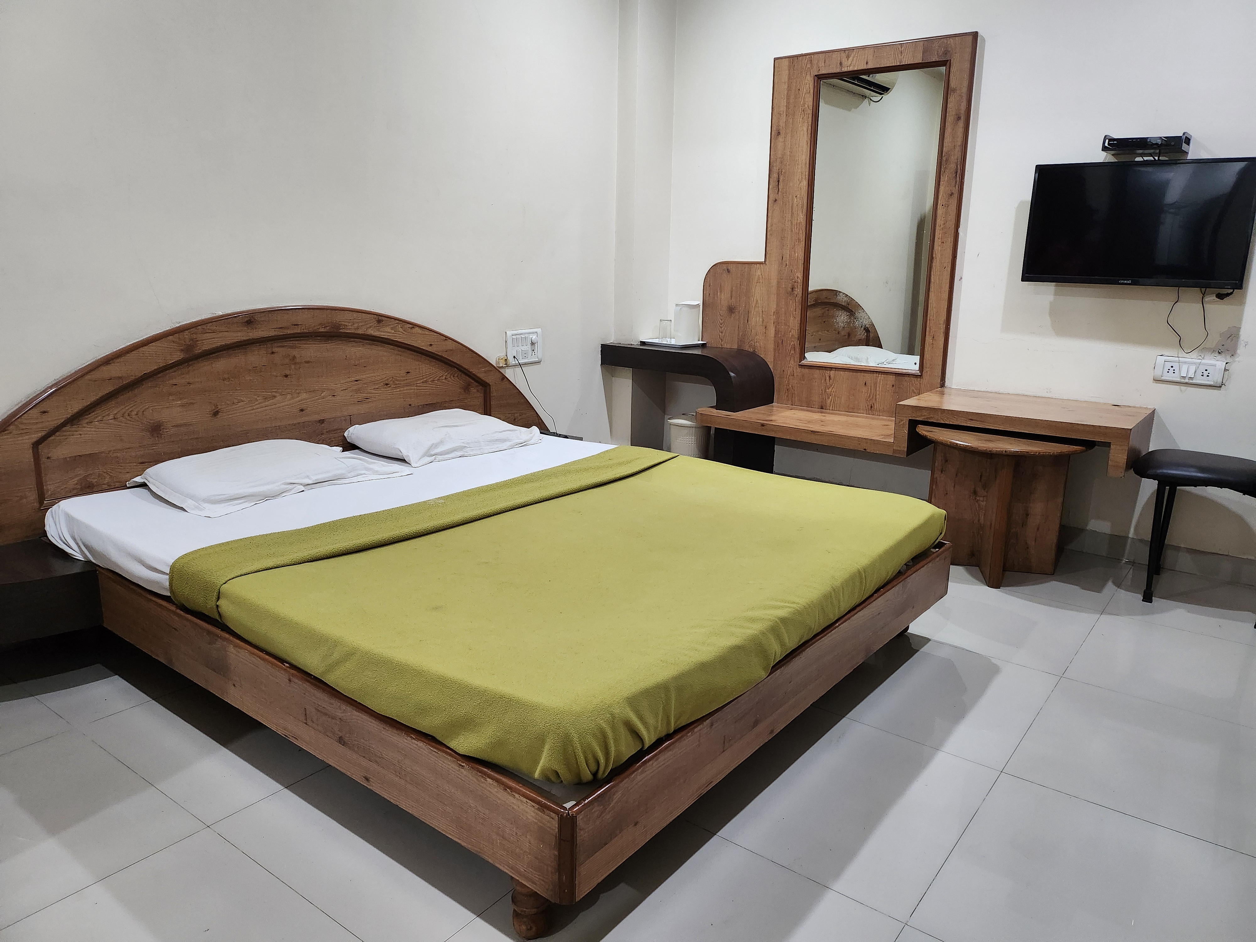 Hotel Kuber Inn - Tap to explore photos