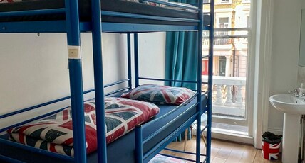 Saint James Backpackers Hostel Room Type - Triple Room with Balcony