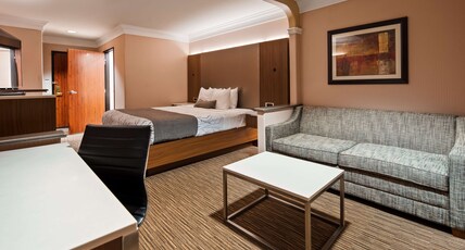 Best Western Plus Suites Hotel Room Type - 1 King Bed, Non-Smoking, Sofabed, Pool View, Refrigerator, Full Breakfast