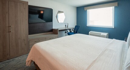Holiday Inn Express & Suites CD. JUAREZ - LAS MISIONES Room Type - 1 King Standard Minifridge Holiday Inn Express & Suites CD. JUAREZ - LAS MISIONES Room Type - 1 King Standard Minifridge