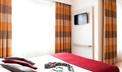 IBIS STYLES BRUSSELS STEPHANIE Room Type - Suite room with double bed and seating area with sofa bed IBIS STYLES BRUSSELS STEPHANIE Room Type - Suite room with double bed and seating area with sofa bed