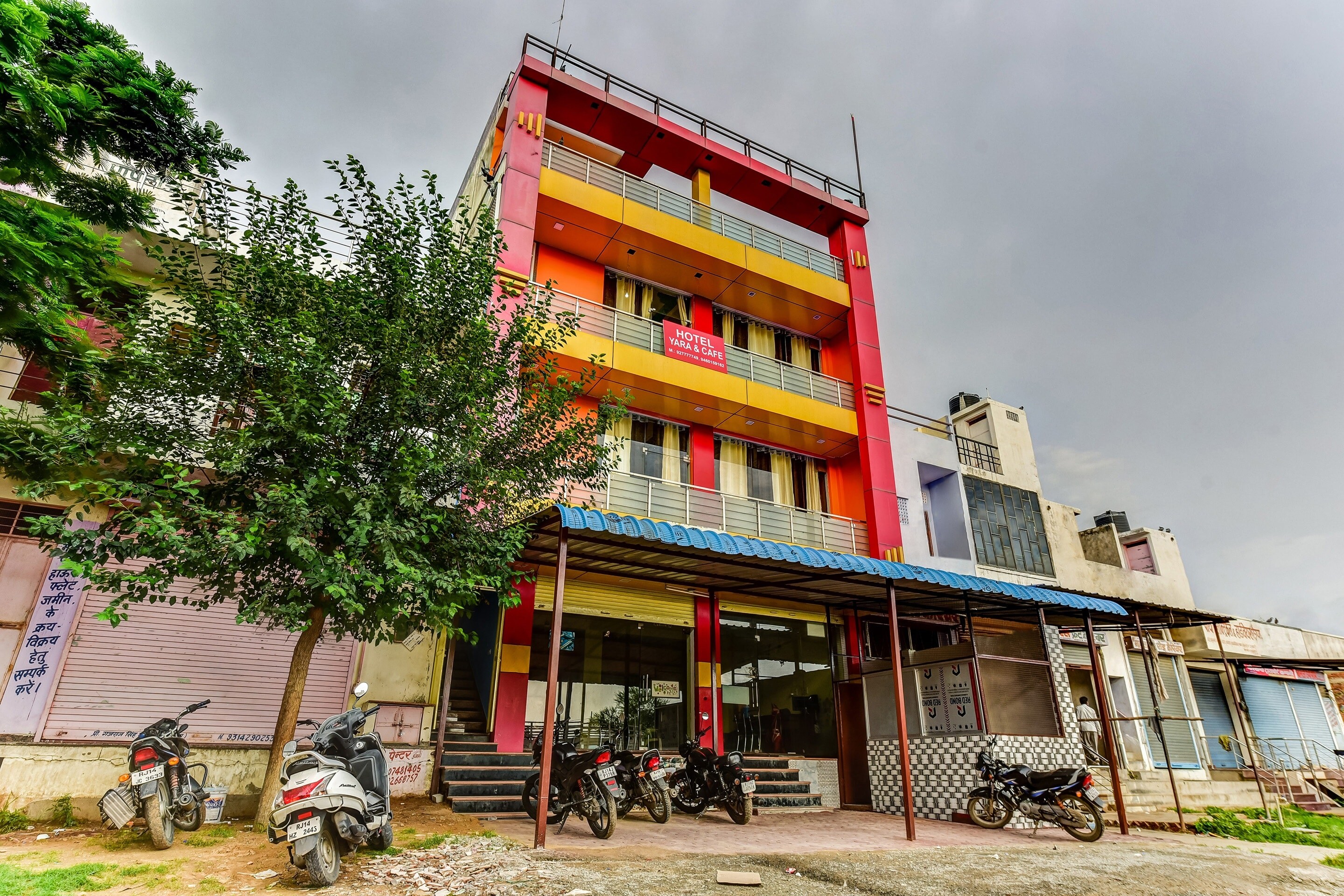 Hotel Jeff - Tap to explore photos