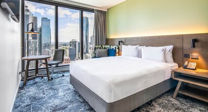 Holiday Inn Express MELBOURNE LITTLE COLLINS Room Type - 1 Queen Standard with Free Breakfast