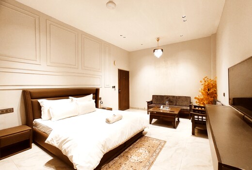HOTEL MONDAY - Your Standard And Comfortable Stays