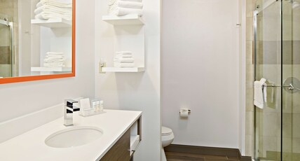 Hampton Inn & Suites Spokane Valley, WA Room Type - 1 KING NONSMOKING