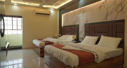 CLASSY5 Paying Guest House Room Type - Deluxe Twin Double with Private Balcony