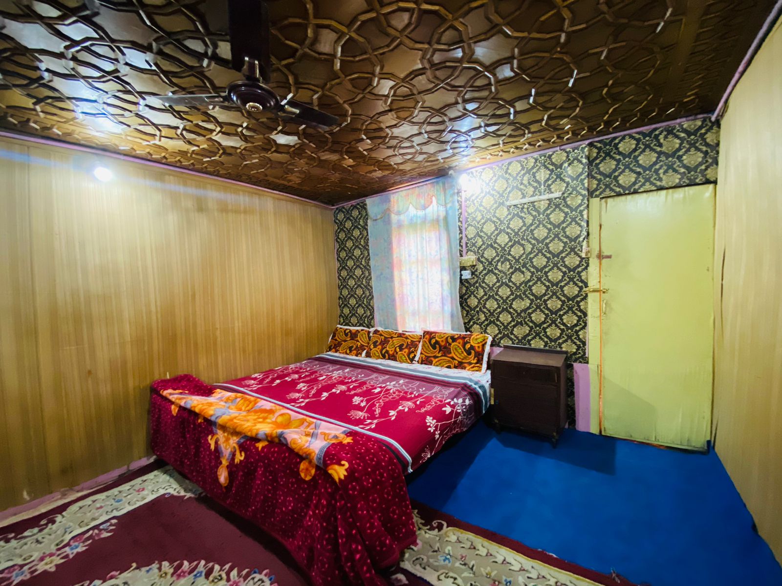 Hotel Island Srinagar - Tap to explore photos